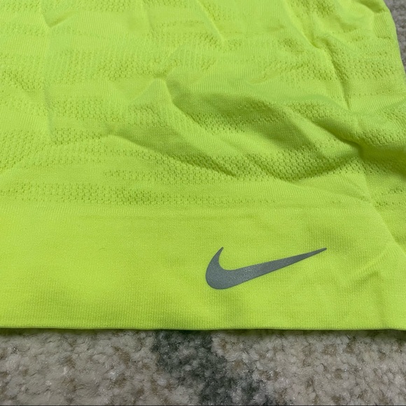 Nike breathable v neck Dri fit T-shirt - Picture 4 of 4